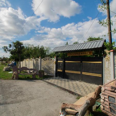Rezo'S Ranch Apartment Samtredia Bagian luar foto