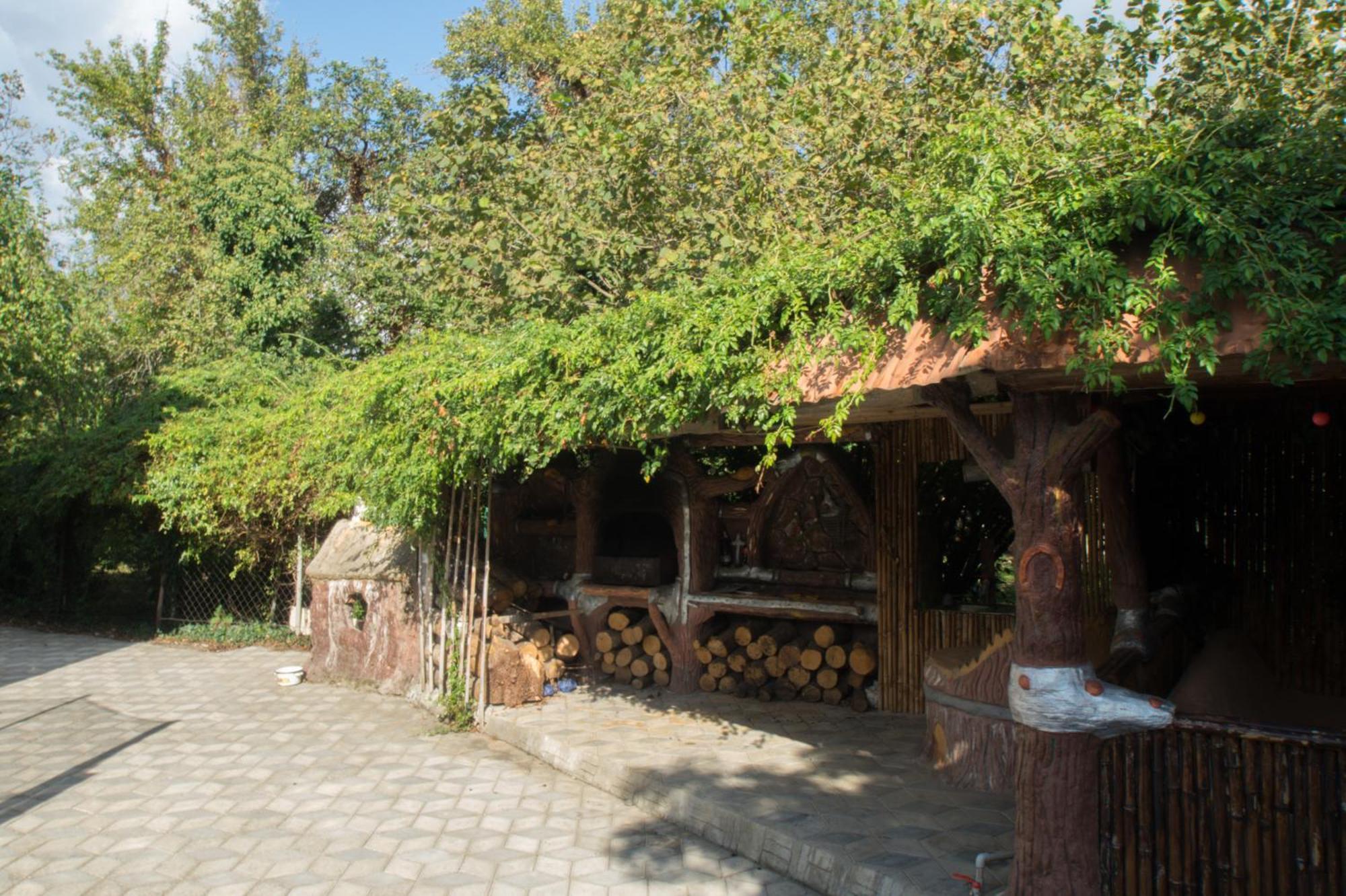 Rezo'S Ranch Apartment Samtredia Bagian luar foto